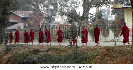 Once monjes caminando