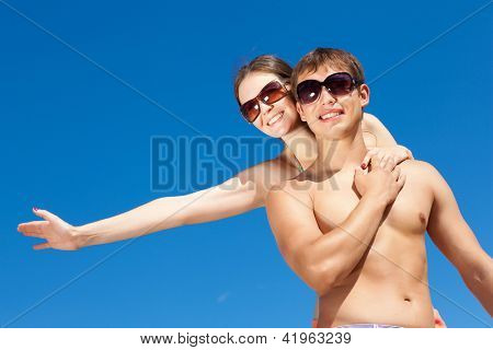 在海滩享受的快乐年轻夫妇的肖像