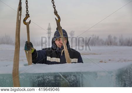 Fitter In A Blue Jacket Works With A Chain Metal Sling