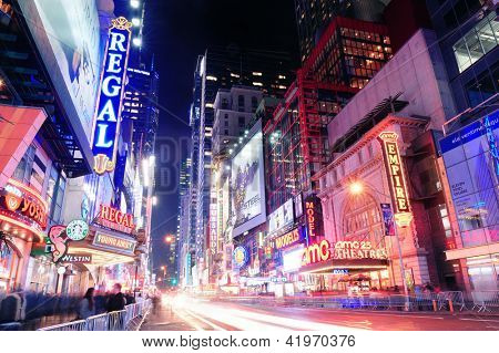 นิวยอร์กซิตี้ NY - 12 dec:42 ถนนจราจรและโฆษณาเมื่อ 12 ธันวาคม 2011 ในยอใหม่