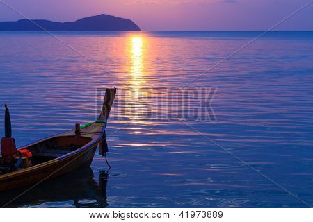 Hermoso amanecer en la isla de Rawai Phuket Tailandia con larga cola barco Ruea Hang Yao