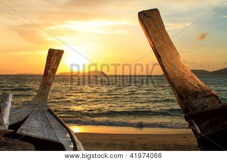 Hermoso amanecer en la isla de Rawai Phuket Tailandia con larga cola barco Ruea Hang Yao