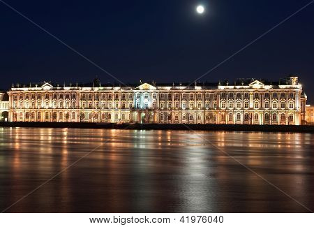 Ночная точка зрения Санкт-Петербурга. Зимний дворец с Невы