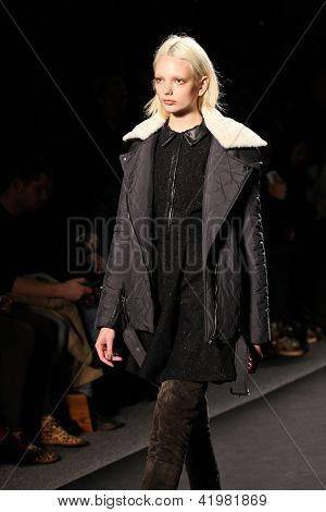 纽约-2 月 07:A 模型走 Timo Weiland 妇女的秋天 2013年集合在跑道我