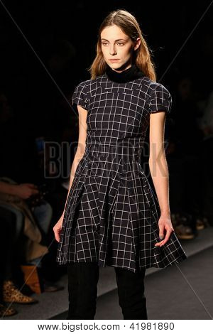 纽约-2 月 07:A 模型走 Timo Weiland 妇女的秋天 2013年集合在跑道我