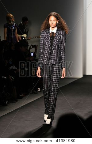 NEW YORK - Februar 07:A Modell geht die Start-und Landebahn an den Timo Weiland Herbst 2013 Damenkollektion mich