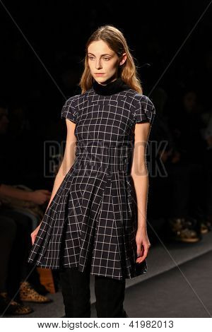 纽约-2 月 07:A 模型走 Timo Weiland 妇女的秋天 2013年集合在跑道我