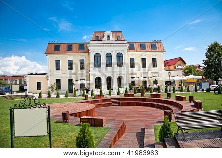 Kleine houten amfitheater in Targoviste, (Tirgoviste), Roemenië.