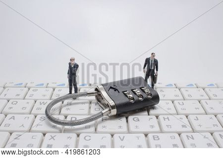 The Scale Of Mini Figure Of Bodyguard With The Locker