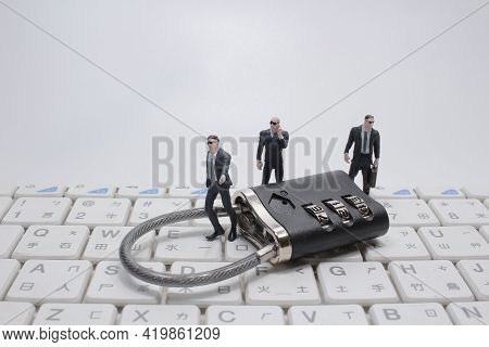 The Scale Of Mini Figure Of Bodyguard With The Locker