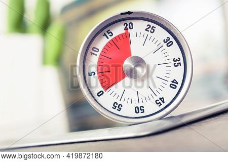 20 Minutes - Analog Kitchen Timer On A Cooktop