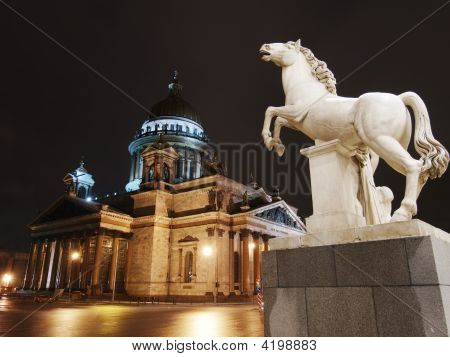 Tempio di Isaakiy e la scultura di Hors