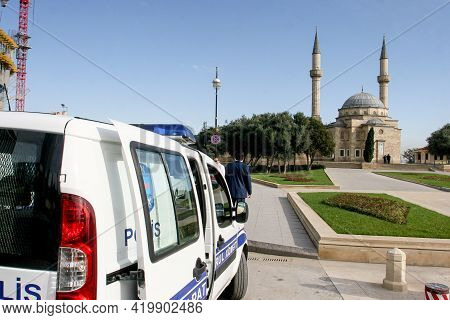 Azerbaijan, Baku - Nowember 2009: The Polis Car Near The Tourist Attractions Of Azerbaijan On The Ba