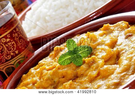 крупным планом некоторых чаши с кормы карри и рис басмати рисом