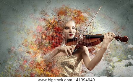 Gyönyörű nő játszik a hegedű