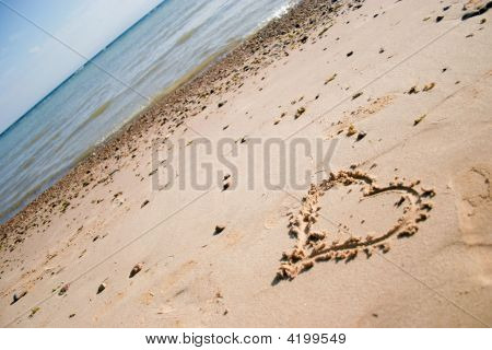 Cuore graffiato nella sabbia