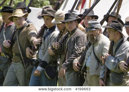 Huntington Beach borgerkrig Re-Enactment-konfødererede soldater marcherer