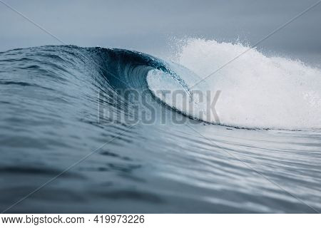 Glassy Ocean Wave. Perfect Swell For Surfing In Hawaii