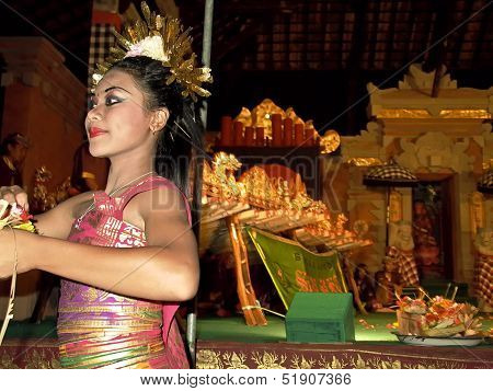 Dancer Is Performing An Indonesian Dance Potpurri For Tourists