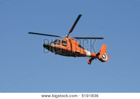 Kustbevakning helikoptern under flygning