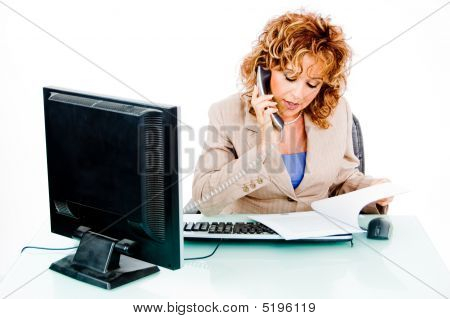 Donna occupata su chiamata telefonica