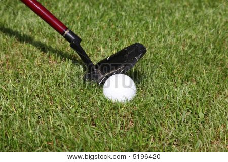 Kij i białej bili do Golf na polu