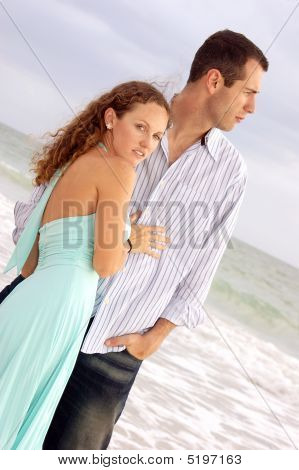 Bella donna guardando visualizzatore e Handsome Man Staring al mare