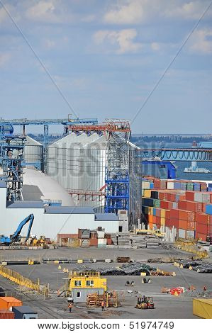 Cargo container, pipe and grain drayer in port