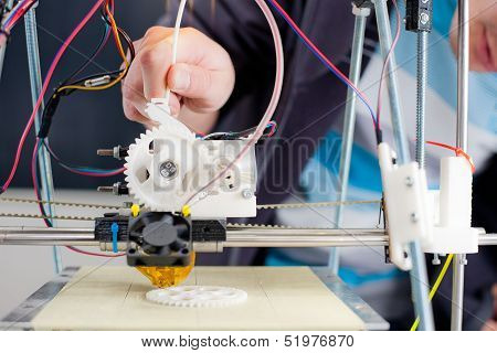 Elettronica stampante 3D di plastica durante il lavoro In laboratorio a scuola