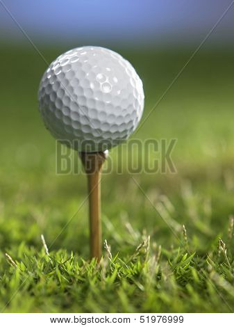 colse up of the golf ball on the tee
