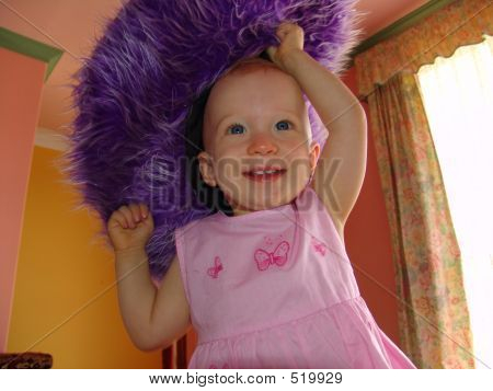 Menina com chapéu roxo