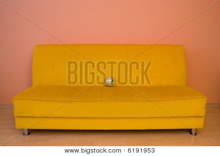 Gelbe Sofa mit kleinen discoball