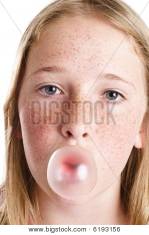 Flicka blåser tuggummi