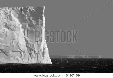 Iceberg isolado em cinza