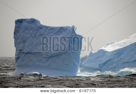 Iceberg azul na tempestade