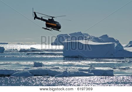 Helicóptero sobre Icebergs Antárticos