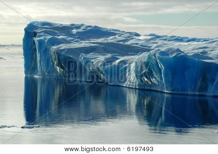 Iceberg azul com água reflexão
