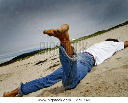 homem na praia