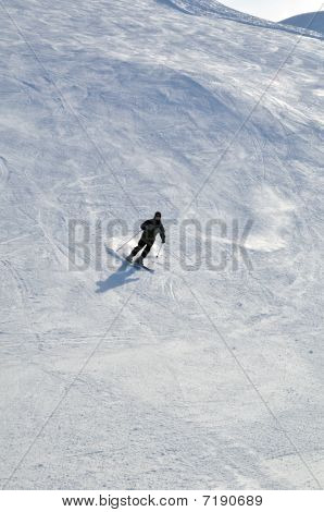 粉の雪でスキーヤー