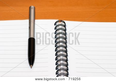 Leer leere Ring, Spiral-Notizblock, ein Stift