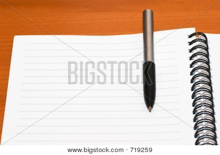 Leer leere Ring, Spiral-Notizblock, ein Stift