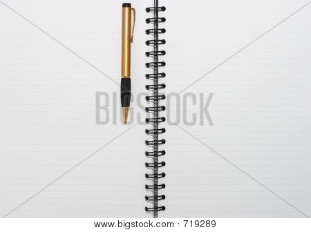 Leer leere Ring, Spiral-Notizblock, ein gold-Stift