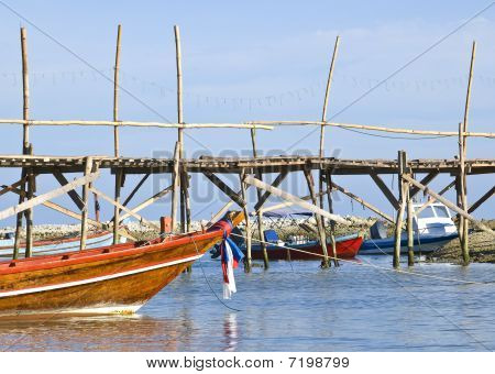 Barche a coda lunga tailandese tradizionale In una baia tranquilla