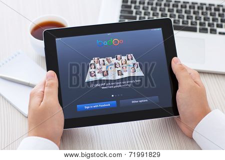Man Holding Iipad With App Badoo On The Screen In The Office