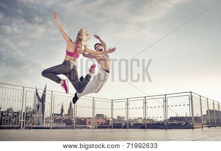 Fit couple in the city 