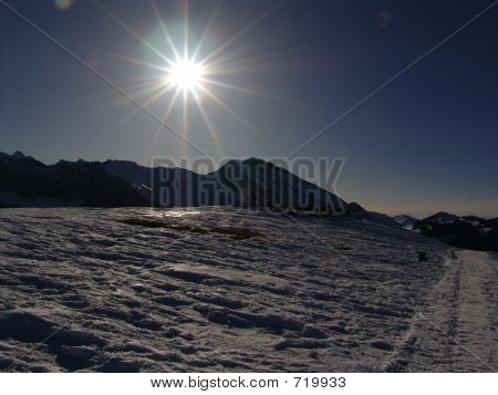 太陽と山