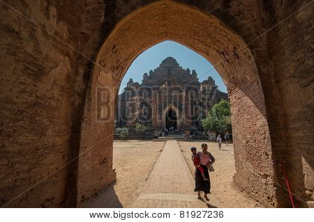 Burmese woman with cild in Bagan