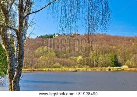 Idyllic Cottages By The Lake