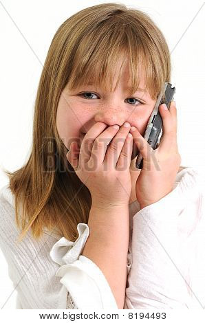 krásná bruneta dívka mluví na mobilní telefon