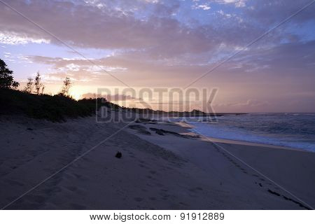 Waves Break And Crash Towards The Hanakailio Beach With Dramatic Blue-pink Cloudy Skyline At Dusk